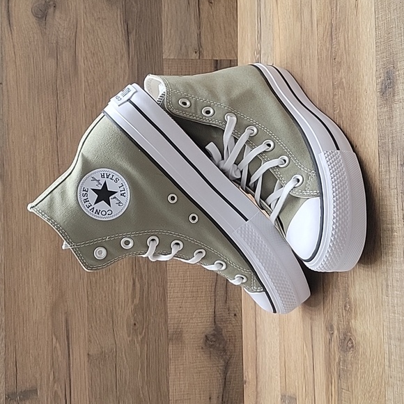 Converse High top Brand new platform in the box no lid. - Picture 2 of 12